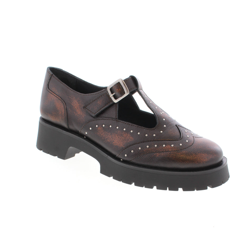 The Unity Amsterdam Aura in Bronze delivers sophisticated style with versatile appeal. This leather Mary Jane combines professional polish with everyday comfort, featuring a cushioned foam midsole and secure T-strap design. Crafted with a premium leather upper, lining, and footbed, the Amsterdam Aura offers durability and refined elegance. The rubber outsole and block heel provide stability, while the round toe silhouette works seamlessly from the office to casual outings.