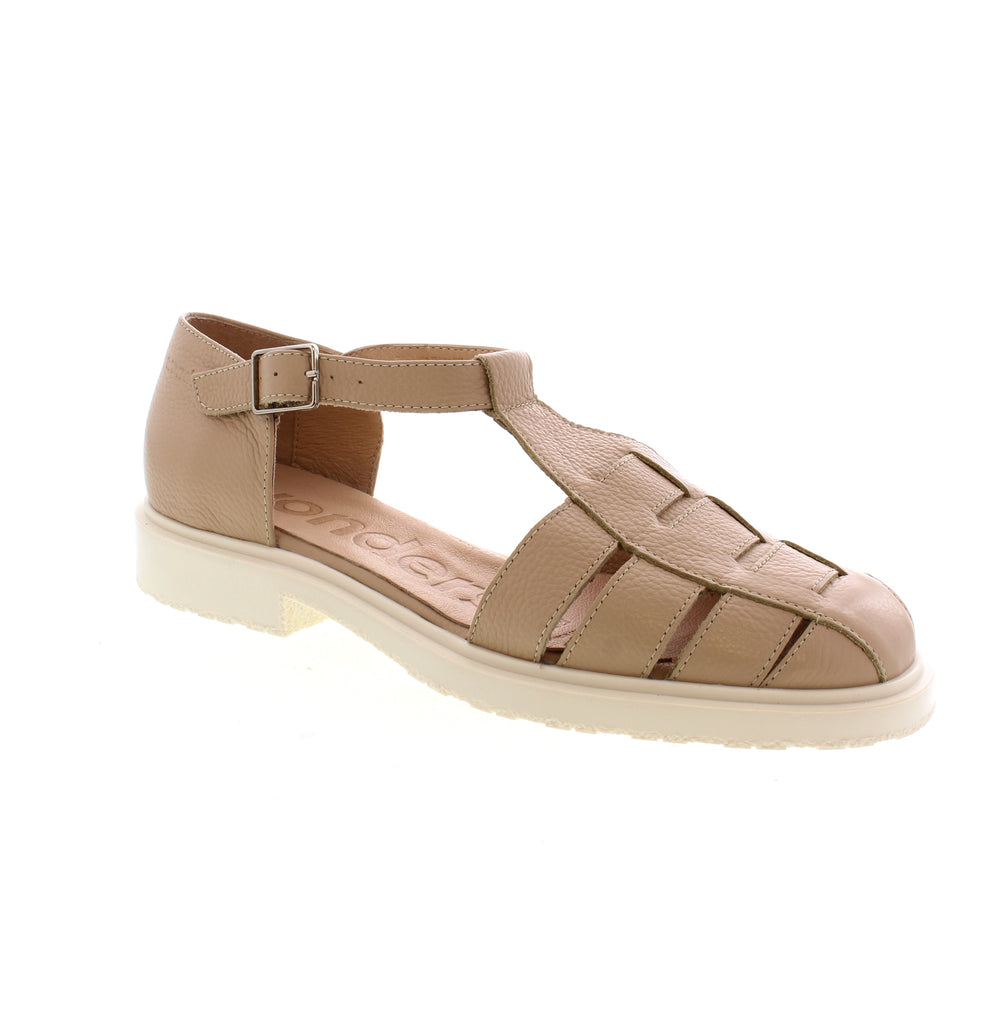 Step into style and comfort with the Wonders B-9122 closed-toe fisherman sandal. Made of pebbled leather and set on a low-profile rubber sole, these shoes are both trendy and practical.