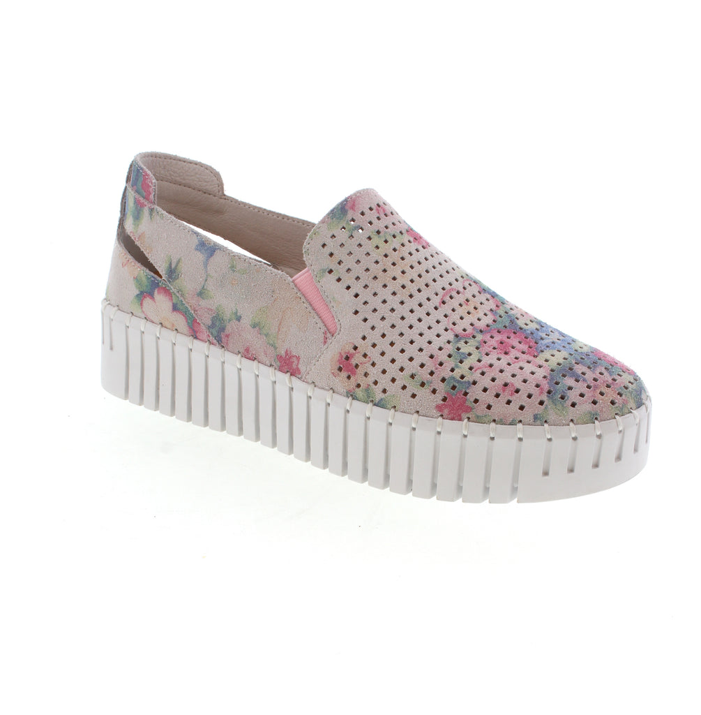 Step into spring and summer with the Django & Juliette Bartas. Featuring a delicate floral print in soft pink tones, this shoe is perfect for casual outings. Whether you're running errands or meeting friends, this versatile shoe pairs beautifully with everything from dresses to denim.