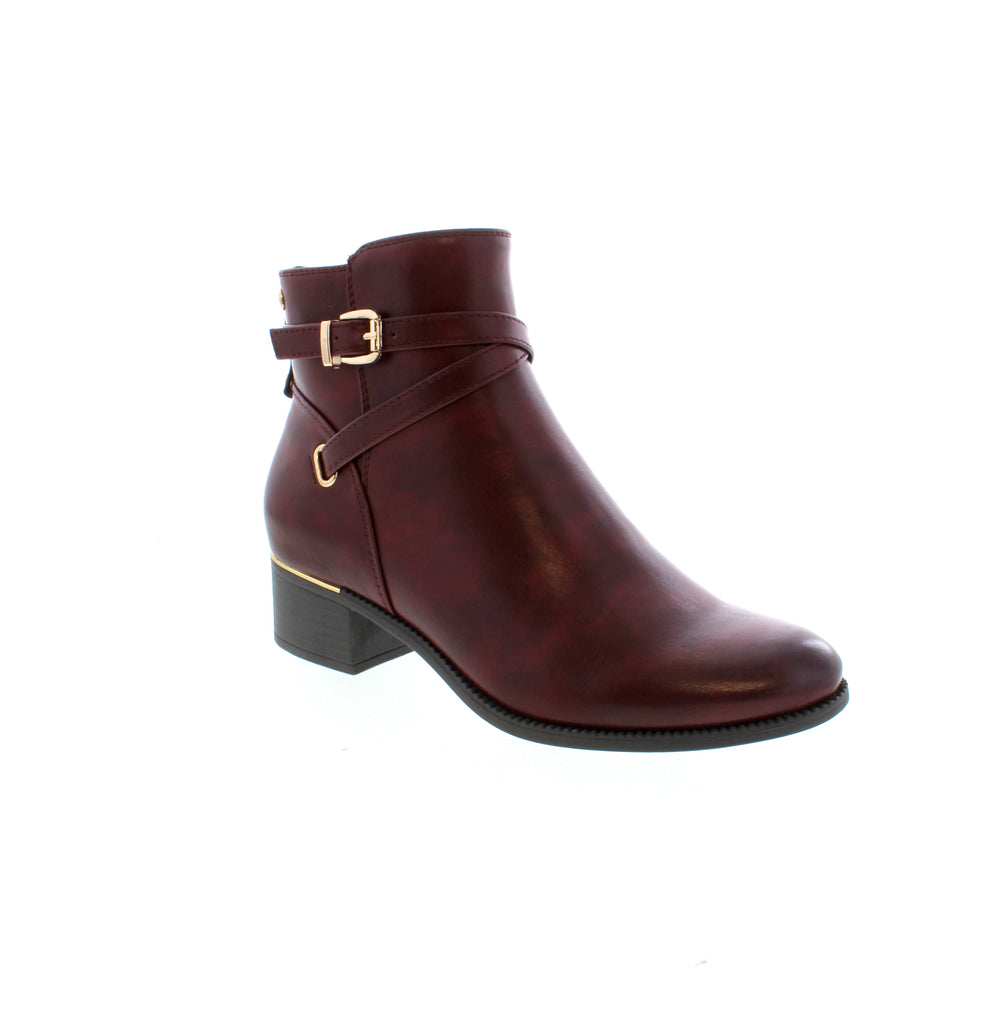 Stay stylish and comfortable on cooler days with the Lady Comfort Becka-02 ankle boot. Featuring a light lining to provide additional warmth, this boot is the perfect combination of fashion and function.