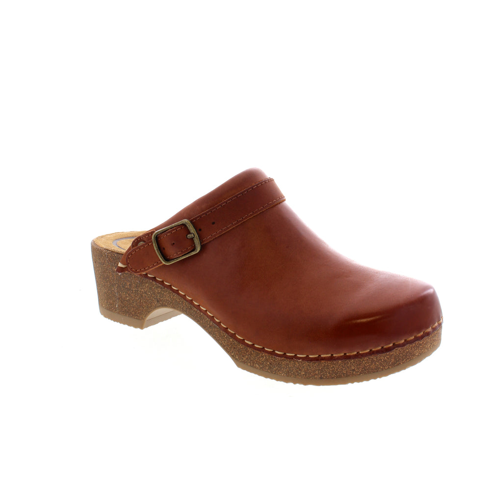 Immerse yourself in the perfect combination of comfort and style with the Aetrex Beckie clog. This clog boasts a leather upper and a wood-toned PU sole, complete with a captivating buckle design.