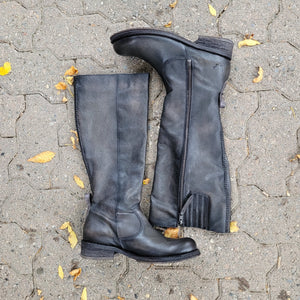 These boots were made for walkin'! The Felmini D624 is the perfect combination of comfort and class, with its buttery soft leather, side zipper, and elastic gore panel for extra stretch. For an extra touch of luxury, it also features a handy pull tab at the heel and a burnishing finish at the toe. Put it all together, and you've got a look sure to turn heads!