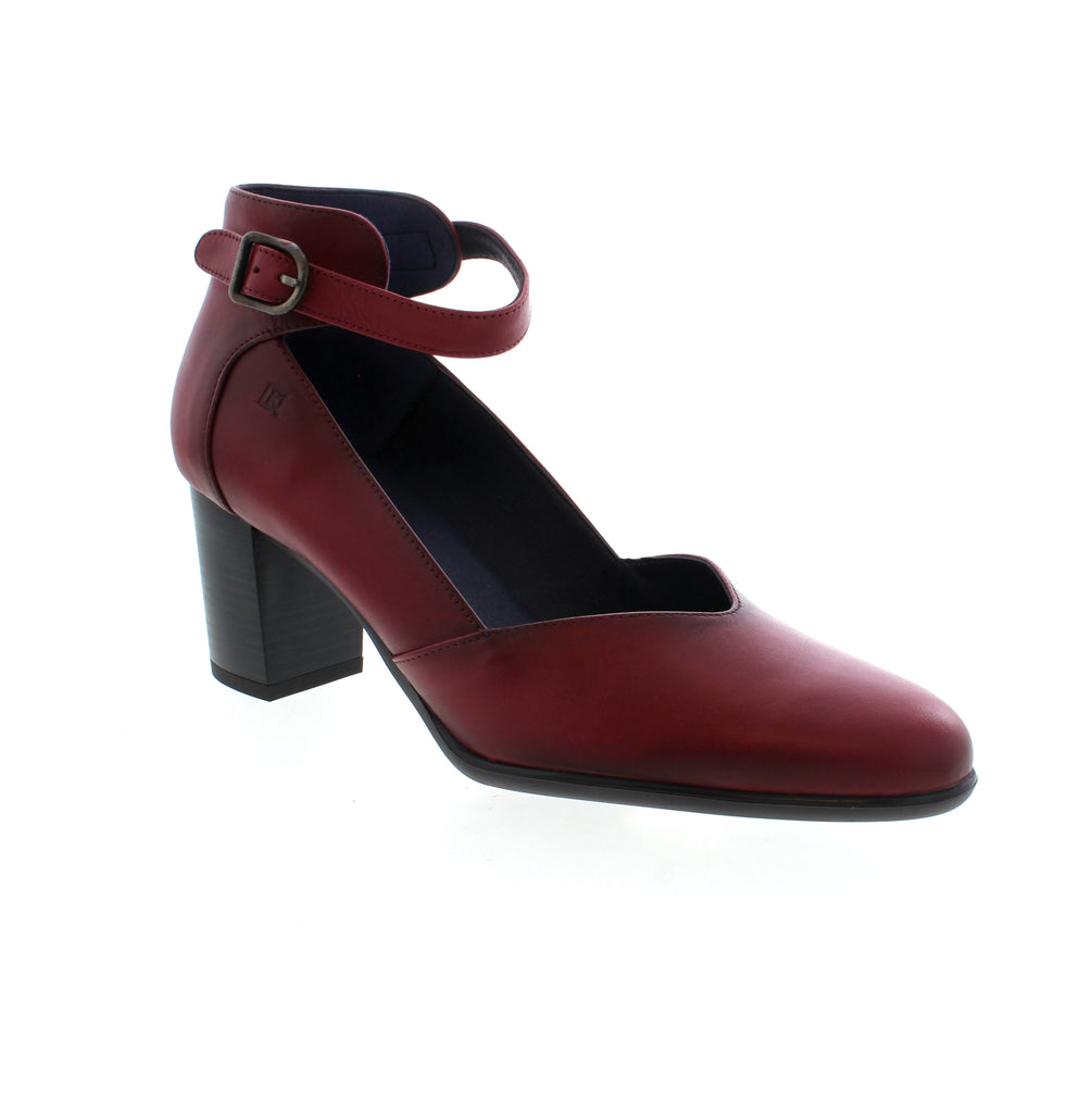 The Dorking King heel is ready for the office, or any special event! With its beautifully designed upper, and buckle strap, your feet will stay secure and fashion-forward!