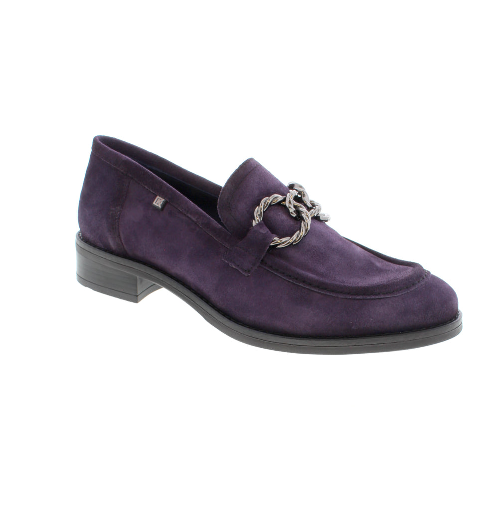 Step into sophistication with the Dorking Harvard Loafer in Plum. These classic loafers feature a chic metal snaffle detail and are crafted from premium suede for both style and durability. Perfect for any occasion, these loafers combine comfort and elegance for a timeless look.