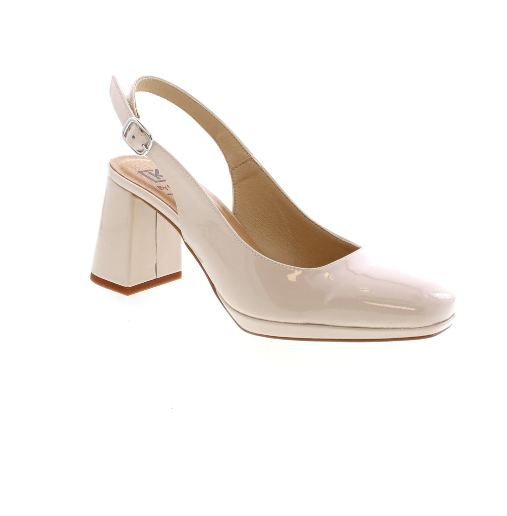 Experience comfort and elegance with Dorking D9262. Its beautiful design brings a touch of sophistication to any outfit. The heel and adjustable back strap add a sense of security making it the ideal choice for this season.