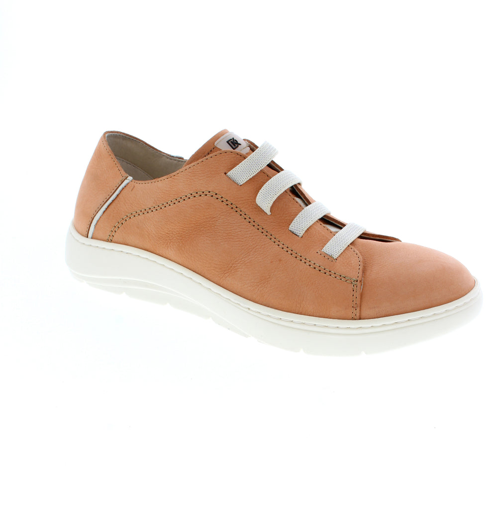 Step into spring and summer with the Dorking Yet D9500 in orange. This casual sneaker features a supple leather upper paired with a crisp white sole that keeps things fresh and fun. The removable microfiber insole and foam midsole deliver comfort all day long, while the orthotic-friendly design supports your feet through every adventure. Slip them on with the convenient bungee lace closure
