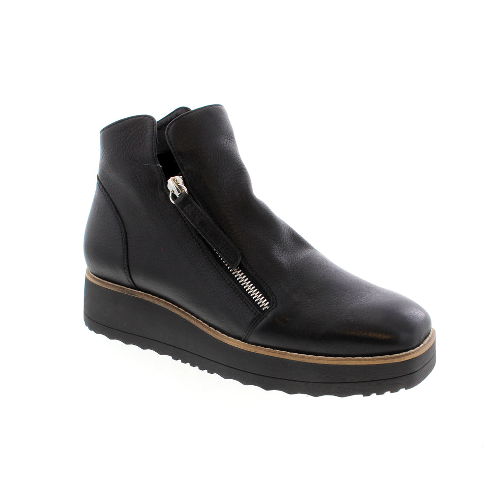 Django &amp; Juliet's Dosta-DJ bootie brings effortless style to your everyday rotation. This sleek black ankle boot features a leather upper with a platform heel and chisel toe for a modern silhouette that works with casual outfits. Crafted with a leather lining and man-made leather footbed for comfort, the Dosta-DJ sits on a durable rubber outsole and includes convenient double side zip entry for easy on-and-off wear.