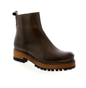 The Taos Downtown boot is the perfect combination of style and comfort. The smooth leather, inside zipper, and lug rubber outsole make it easy to go anywhere. With a lightweight cork and polyurethane midsole, enjoy added height without the weight. Plus, the faux fur and leather lining add extra softness for your feet.