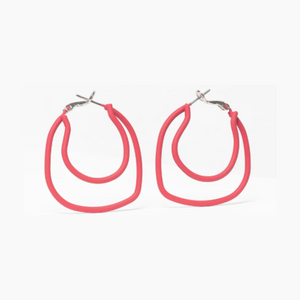 Try the Elk Byra Hoop Earring for a lightweight yet stylish everyday look. The layered hoop design adds a touch of interest to your look without overpowering it. Available in four fashionable colours, you'll find the perfect fit for every outfit. A must-have essential for your jewelry box!