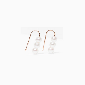 Glam up your look with the Elk Mini Vekk! Lightweight and oh-so lovely, this rose gold drop earring is complete with faux pearl beads for a beautiful touch of shine. Get ready to wow with this little number - it's the perfect accessory to add a finishing touch to any outfit!