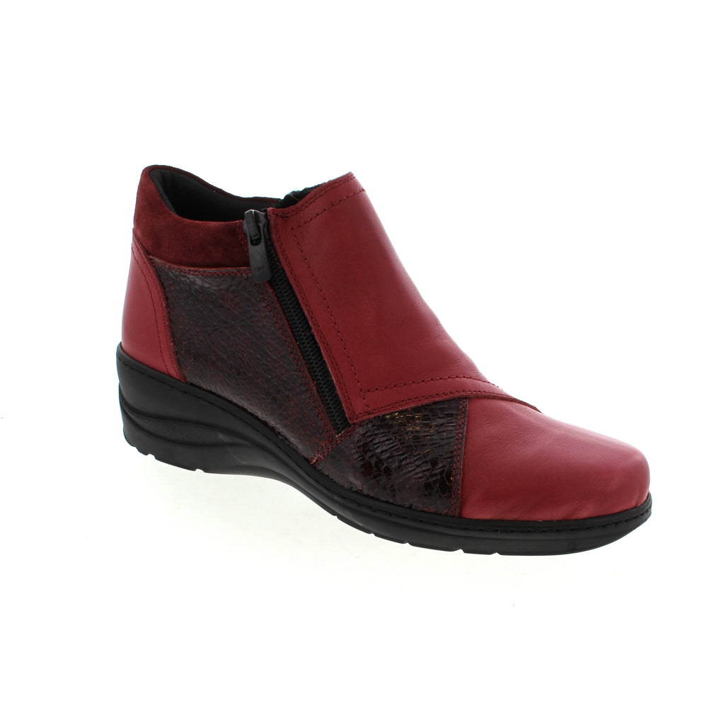 Experience a new level of comfort and style in the Volks Walkers 1180. Its perforated leather upper offers breathability and style, while the cushioned footbed ensures maximum comfort and protection. Look stylish and feel great with this unique shoe.