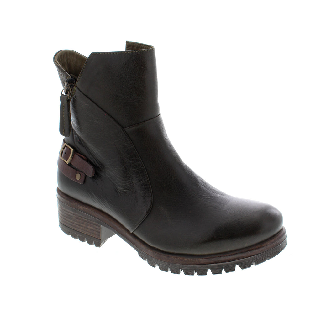 The Bueno Fallon boot combines functionality and style with a geometrically designed leather upper, moto-inspired buckles, and a lug sole designed for superior comfort and traction. Its soft walking heel will ensure you stay comfortable all day long.