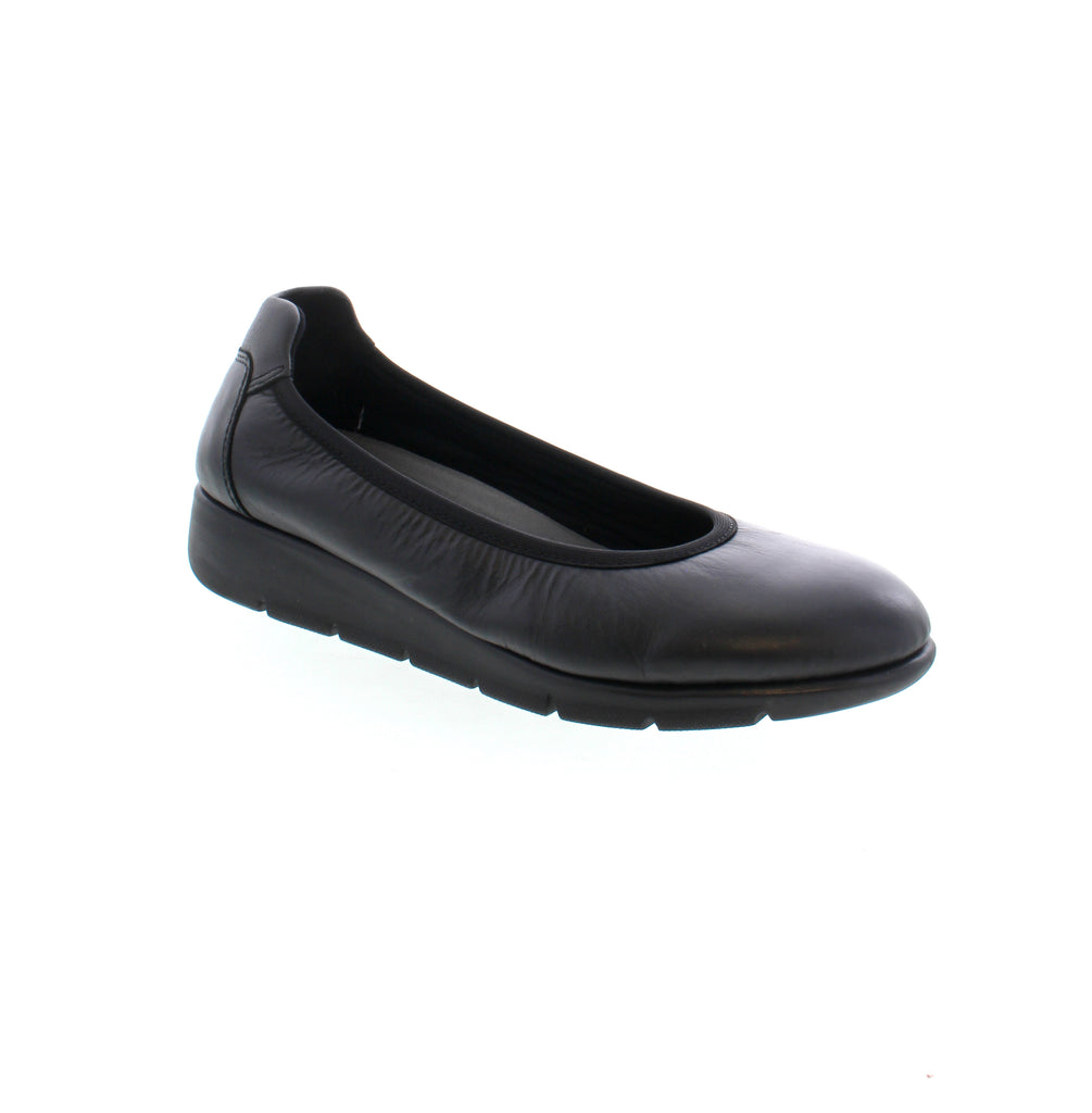 Experience superior style and comfort with Saydo Filbert, a sleek ballet slip-on with a leather upper and convenient slip-on-and-go design. Step out in both fashion and comfort every time with this perfect shoe!