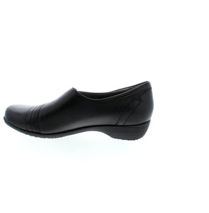 The Dansko Franny in black features a classy A-Line design with a bold wide strap for added style and confidence in your work wardrobe. With Dansko Natural Arch® technology, this shoe also provides contoured arch support to keep you comfortable and on your feet all day long.