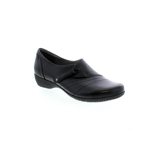 The Dansko Franny in black features a classy A-Line design with a bold wide strap for added style and confidence in your work wardrobe. With Dansko Natural Arch® technology, this shoe also provides contoured arch support to keep you comfortable and on your feet all day long.