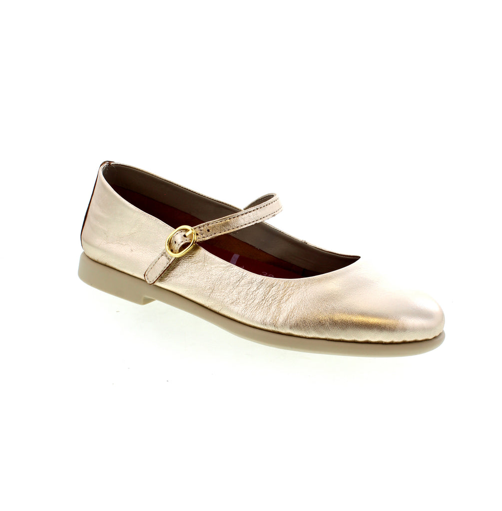 Introducing Saydo Glim, the perfect blend of style and comfort. Crafted with a leather upper and adjustable buckle, these flats provide a secure fit. The soft footbed offers all-day comfort for any adventure you take on.&nbsp;