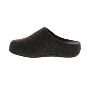 The Fit Flop Shuv Cushy is an iconic design that offers comfort and convenience. Crafted from a single-piece upper and our ergonomically optimized Microwobbleboard™ midsoles, they provide a superior level of cushioning and support. In addition to the cozy felt fabric, they also have rubber outsoles, ideal for excursions outdoors. Enjoy unparalleled comfort with these clogs. 