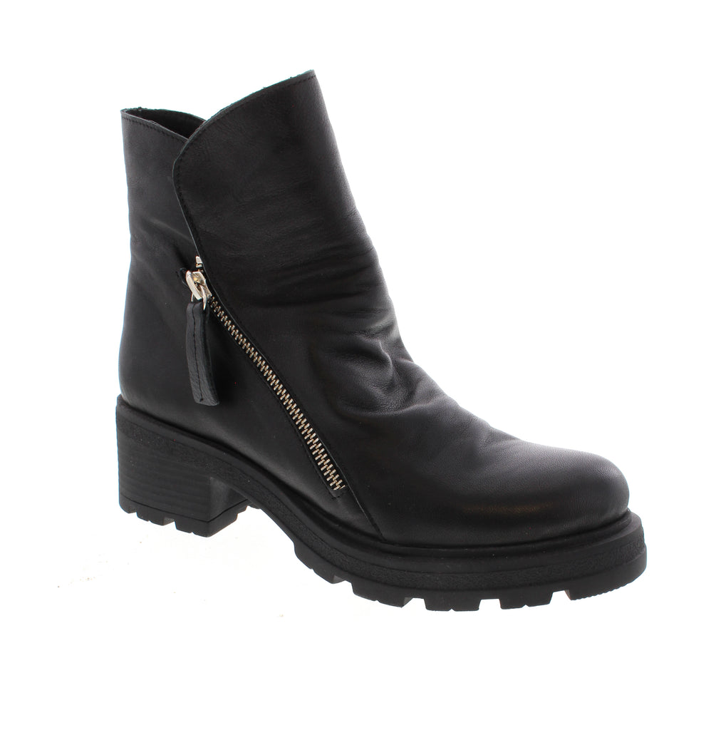 The Bueno Holden in black is a versatile combat boot designed for everyday wear. Featuring a premium leather upper, comfortable foam midsole, and durable rubber outsole, this ankle boot delivers both style and support.