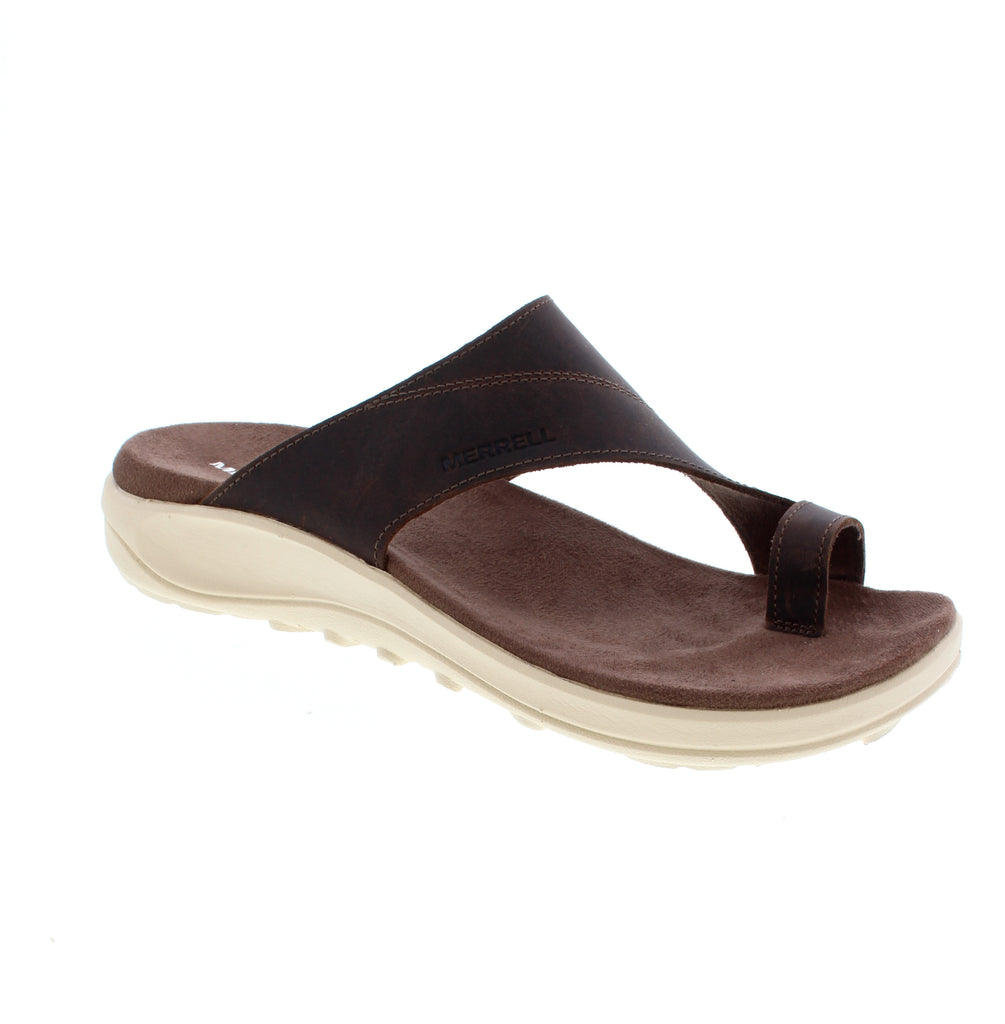 The Merrell District 4 Luxe Post J007782 in brown offers effortless slip-on comfort with a classic thong design. This leather sandal features a flatform heel for added height and stability. The microfiber footbed with odor control and light arch support keeps your feet cushioned and fresh, while the EVA/PU midsole and outsole provide responsive cushioning and reliable traction.