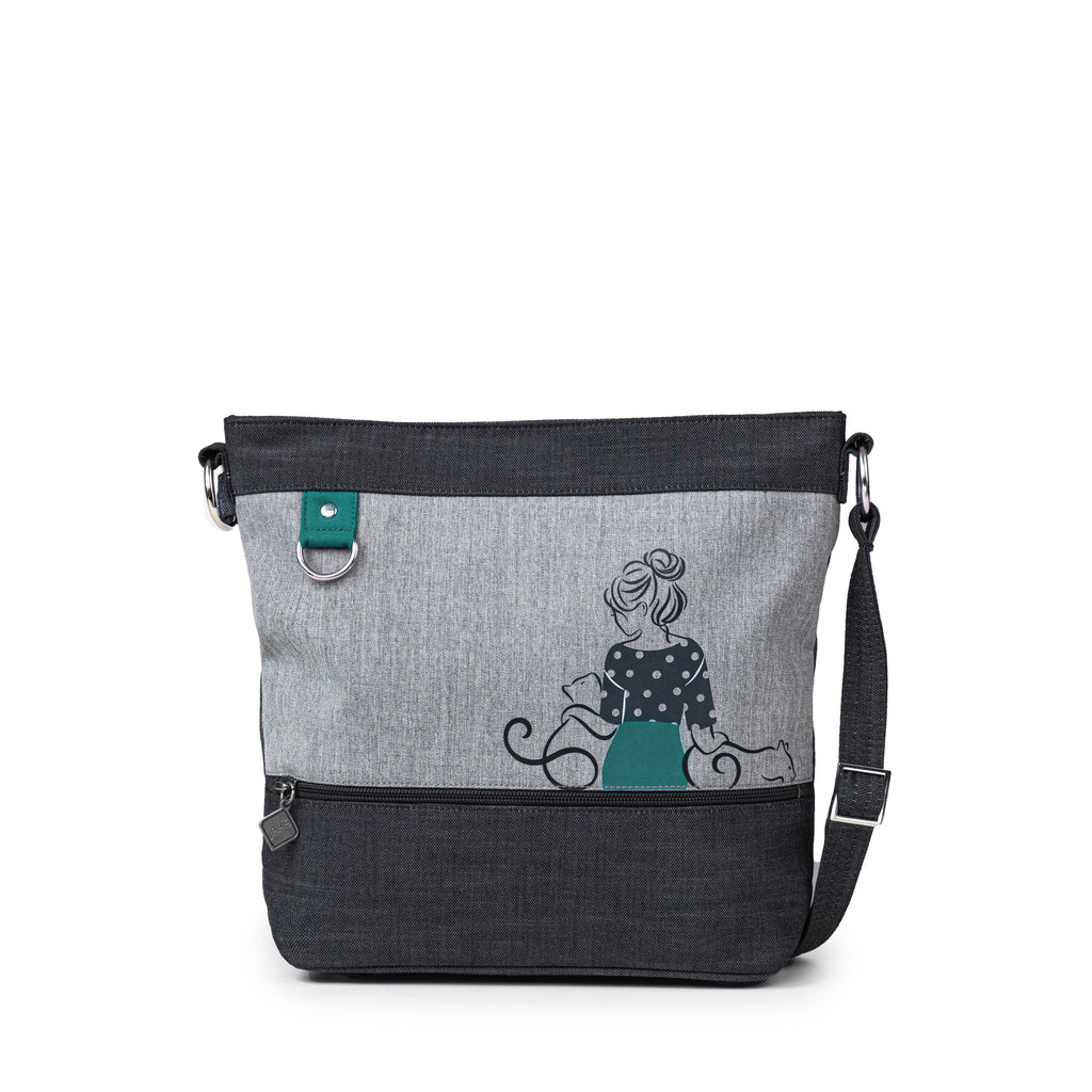 The Jak's Fantasia Corse bag features a top zip main compartment and front zip pocket. This bag is great for organizing your essentials and the adorable cat print is perfect for adding to your style.