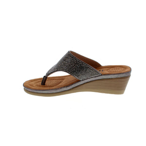 The Janice wedge sandal is sure to bring style and comfort to your wardrobe. With its superior comfort and eye-catching design, it's a great addition to any collection.  