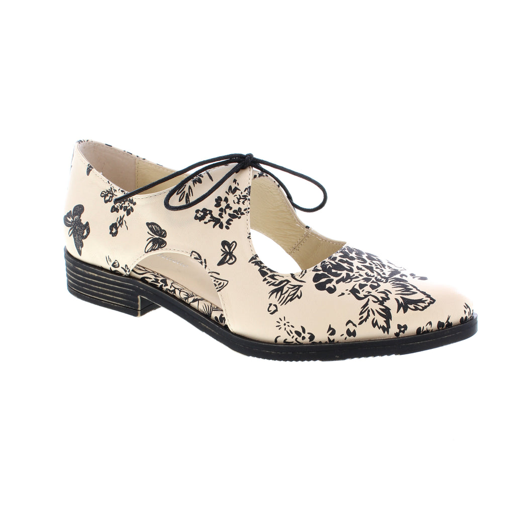The Keeria from Django & Juliette is a sophisticated leather shoe designed for the modern woman who values both style and comfort. Featuring a striking white and black floral pattern, this shoe finishes your spring and summer wardrobe with understated style.