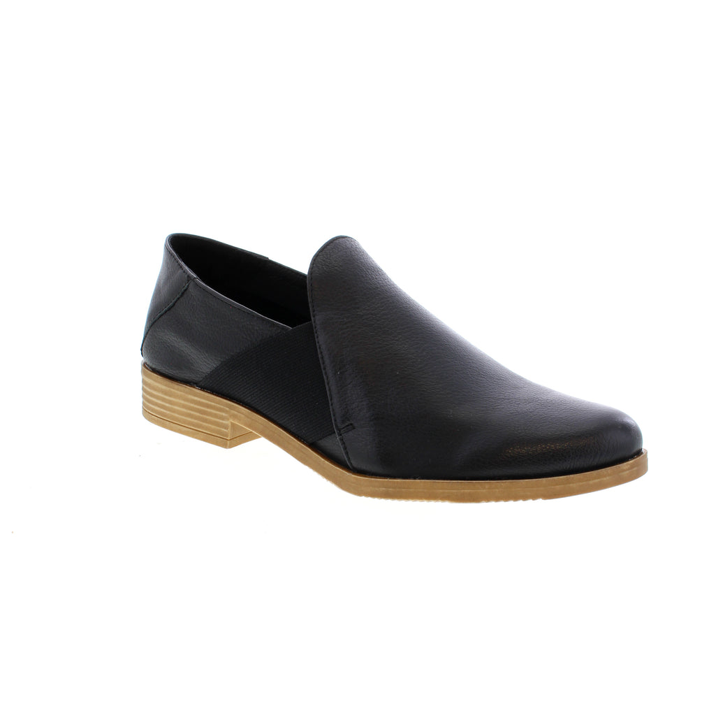 The Django &amp; Juliet Kefect bootie in black blends soft, supple leather with a stylishly worn look, offering a sophisticated city-chic vibe. Its stacked rubber heel and convenient elastic side panels provide both comfort and easy wear, making it the ideal choice for transitioning through seasons with effortless street-style flair. Elevate your wardrobe with this versatile, fashion-forward essential.