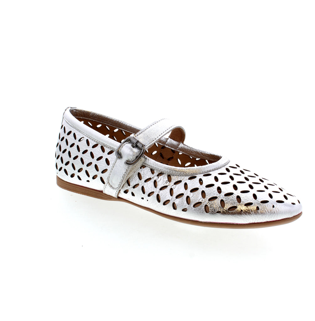 Discover your preppy style with Bueno Kehlani flats. These Silver beauties feature stunning laser-cut designs and ballet-inspired construction. Look and feel beautiful with every step.