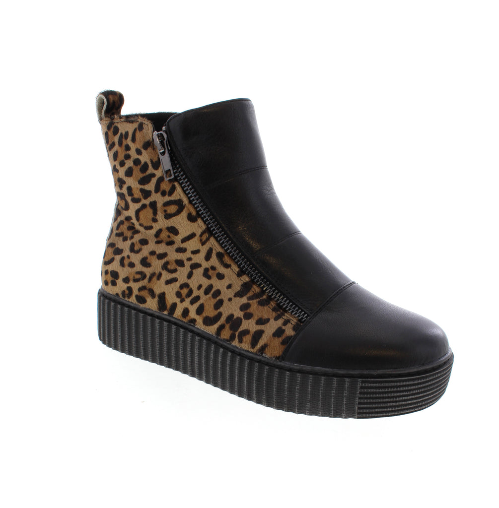 Step into style with the Roamers Kendal in Leopard, a versatile ankle bootie that blends bold animal print with everyday comfort. Perfect for casual outings, this flatform boot features a leather upper, microfiber footbed, and rubber outsole for all-day wearability.