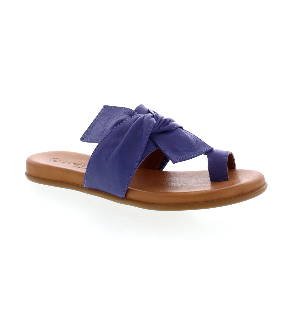 The Unity In Diversity Kira 162 sandals boast an ultra-sleek silhouette and provide optimum comfort and stability with a stylishly placed leather bow and toe loop. Enjoy the perfect balance of sophistication and function with these must-have sandals.