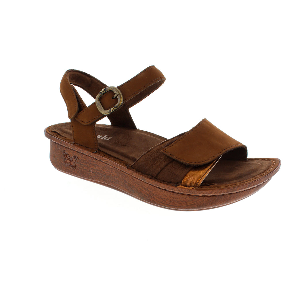 Discover the Alegria Klementine. Handcrafted with adjustable hook-and-loop straps, this leather sandal ensures the perfect fit for all-day comfort. The contoured footbed and rocker outsole provide a smooth, effortless stride.