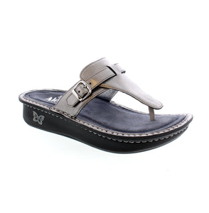 Expertly crafted with hand-stitched leather, Alegria Kennedi is the perfect twist on a classic toe-post sandal. Featuring an adjustable hook-and-loop closure and contoured footbed made of polyurethane, memory foam, and cork, this sandal offers both style and comfort with a gentle gliding motion.