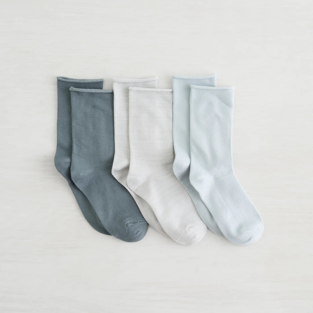 Crafted from recycled materials, these Lemon crew socks deliver sustainable comfort for everyday wear. The ankle-height design pairs effortlessly with casual outfits, while the polyester lining ensures durability through repeated wear. Available in versatile grey and navy options, these socks are an eco-conscious choice for the modern wardrobe. Perfect for fall and winter seasons.