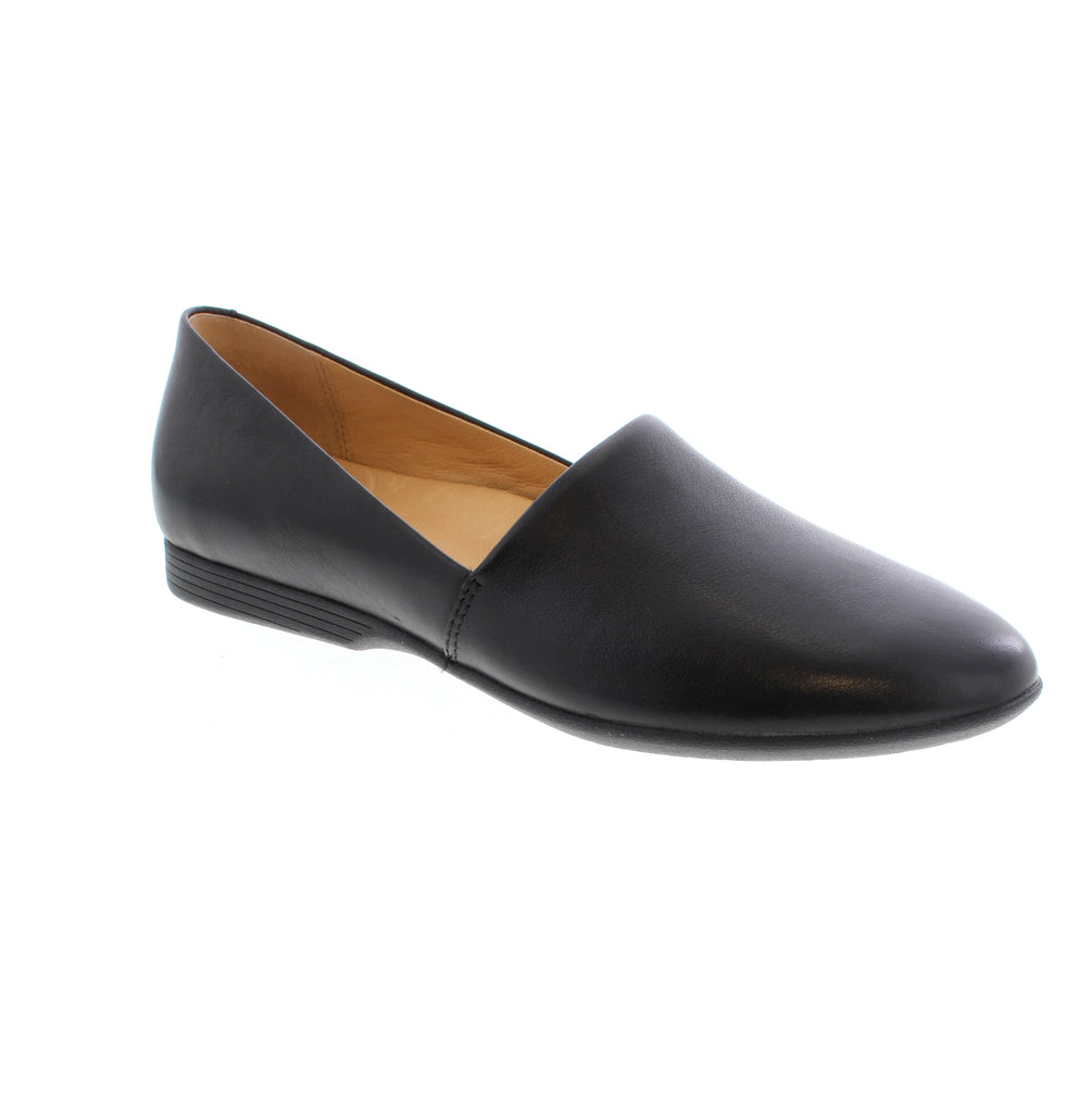 Experience the perfect blend of style and comfort with the Dansko Larisa. Crafted with premium leather uppers and lined with soft leather and breathable textile, these flats ensure lasting freshness and comfort. Featuring Dansko’s Natural Arch® technology, they provide exceptional arch support for all-day wear, making them an ideal choice for those seeking both versatility and ergonomic design.