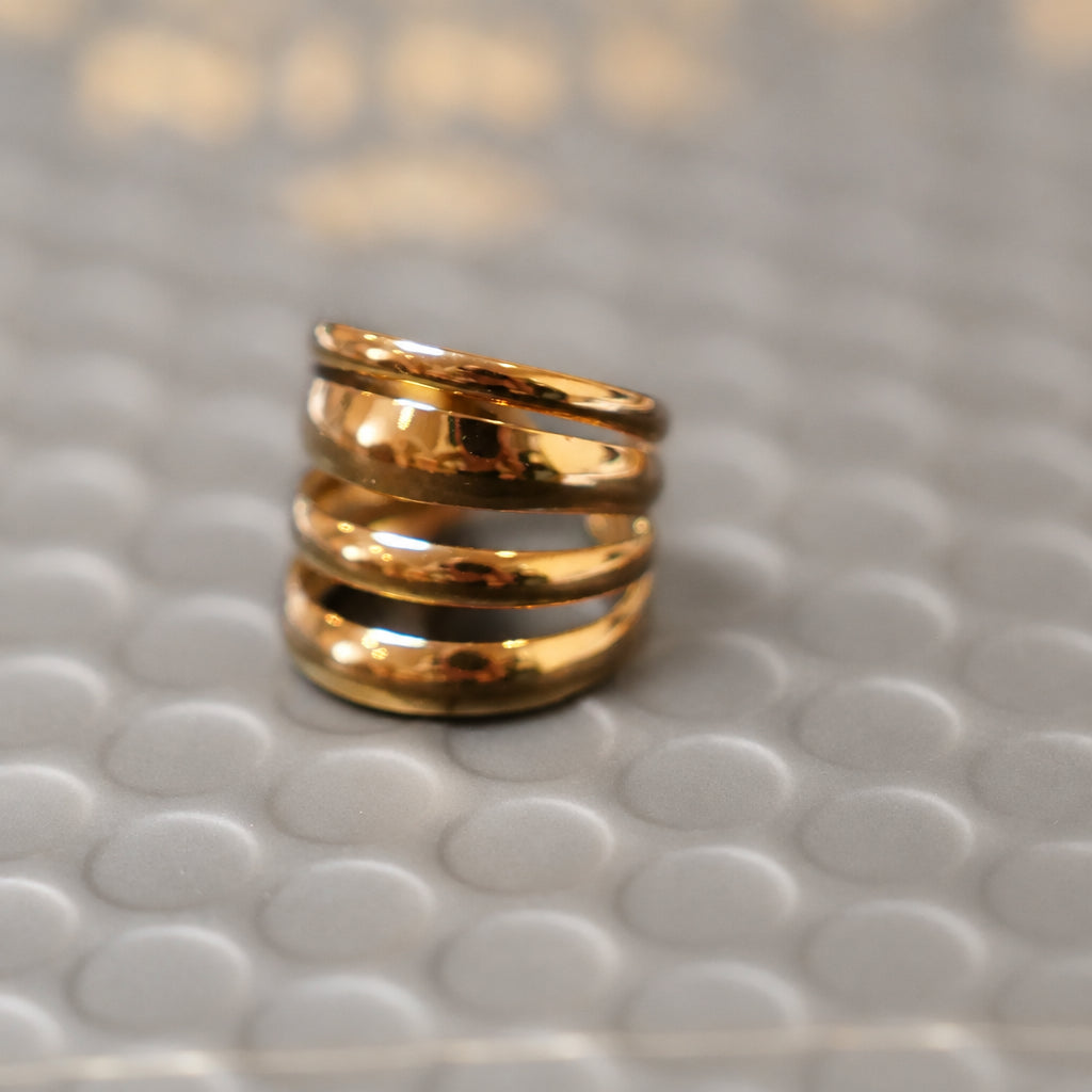 Elevate your style with the versatile Hackney Nine Market - Gold ring. Made from 18-karat traditional gold. This 4 in 1 ring is a must-have for any accessory lover.