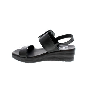 The Bueno Marcia sandal brings modern style and comfort to your look. Its chunky wedge sole provides stability and a slight lift, while the oversized buckle adds an immediately recognizable style. The bright leather straps add a touch of fun and sophistication to any warm-weather outfit.