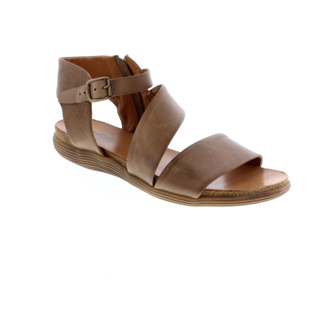 The Miz Mooz Meadow sandal is designed for all-day versatility. It’s the perfect companion for everything from weekend markets to coffee runs and spontaneous adventures. Equal parts stylish and practical, this sandal brings effortless comfort to every step on your agenda