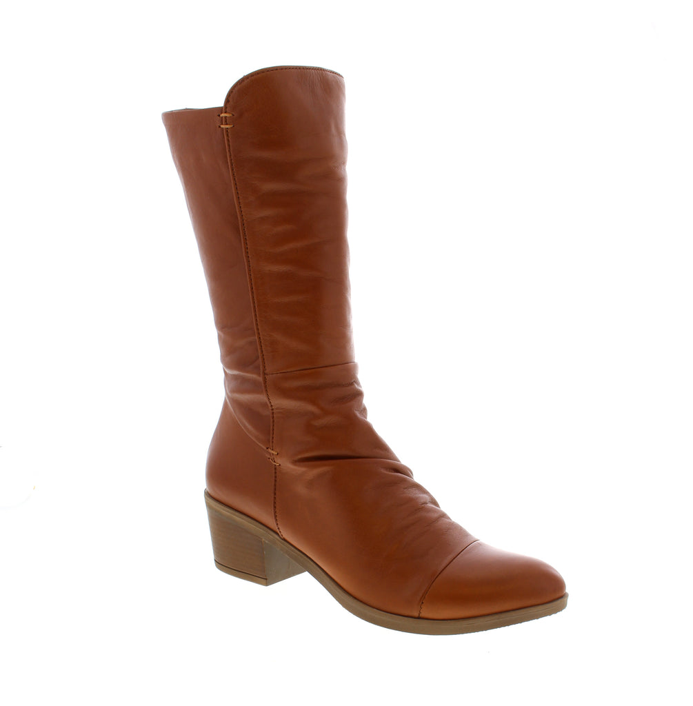 The Everly Melany in Dark Tan combines sleek design with practical features. Crafted with a smooth leather upper, it offers durability and a polished look. The elasticized upper ensures a comfortable, flexible fit, while the side zip entry allows for easy on and off. Ideal for those seeking both style and convenience in their footwear.