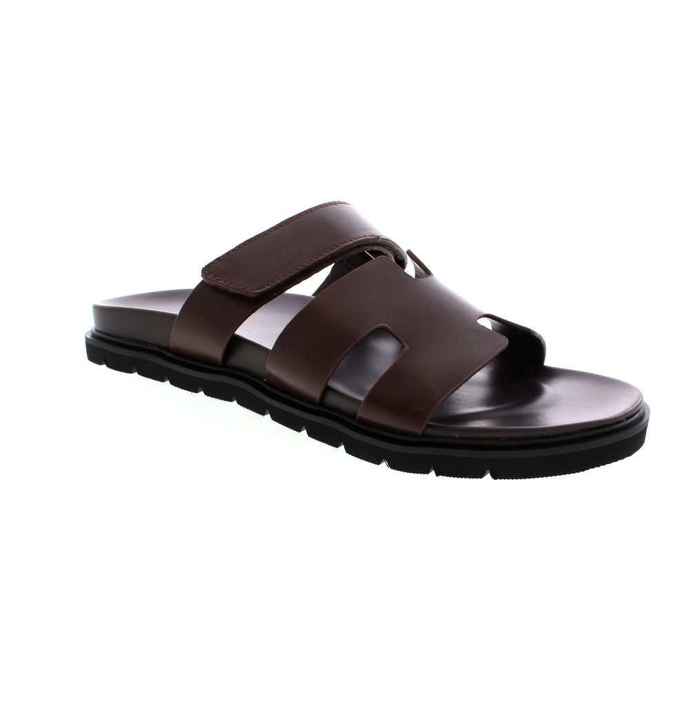 The Steve Madden Mirko sandals provide comfort and style. The man-made lining offers a soft touch, while the rubber sole provides traction and durability. These sandals are perfect for everyday wear.