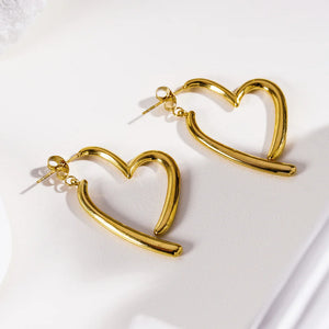 Discover the pinnacle of contemporary elegance with the Hackney Nine Momoka Gold earrings. Featuring an avant-garde design of abstract heart shapes, these precision-crafted statement earrings offer a unique twist on traditional hoop earrings with their detachable feature. Make a bold and unconventional statement or embrace a subtle hint of individuality with these mesmerizing earrings.