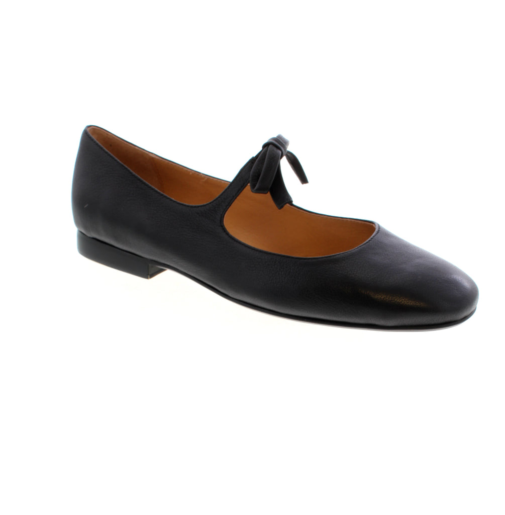 Elevate your everyday style with the Django &amp; Juliette Mostly. This versatile shoe features a premium leather upper and is perfect for both professional and casual occasions.