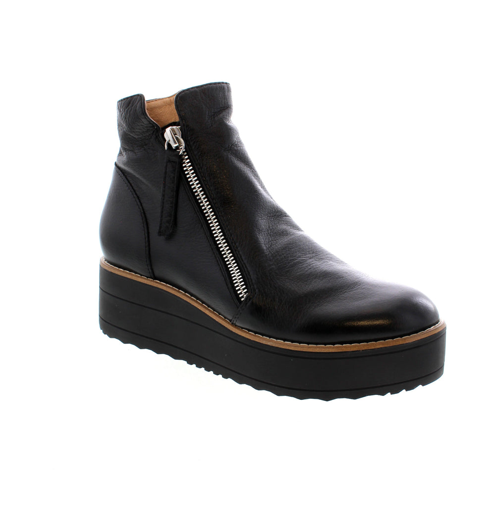 Transform your fashion with the Django &amp; Juliette Nene ankle boot. Crafted from premium leather and showcasing a medium platform outsole, these boots deliver a sleek and contemporary silhouette.