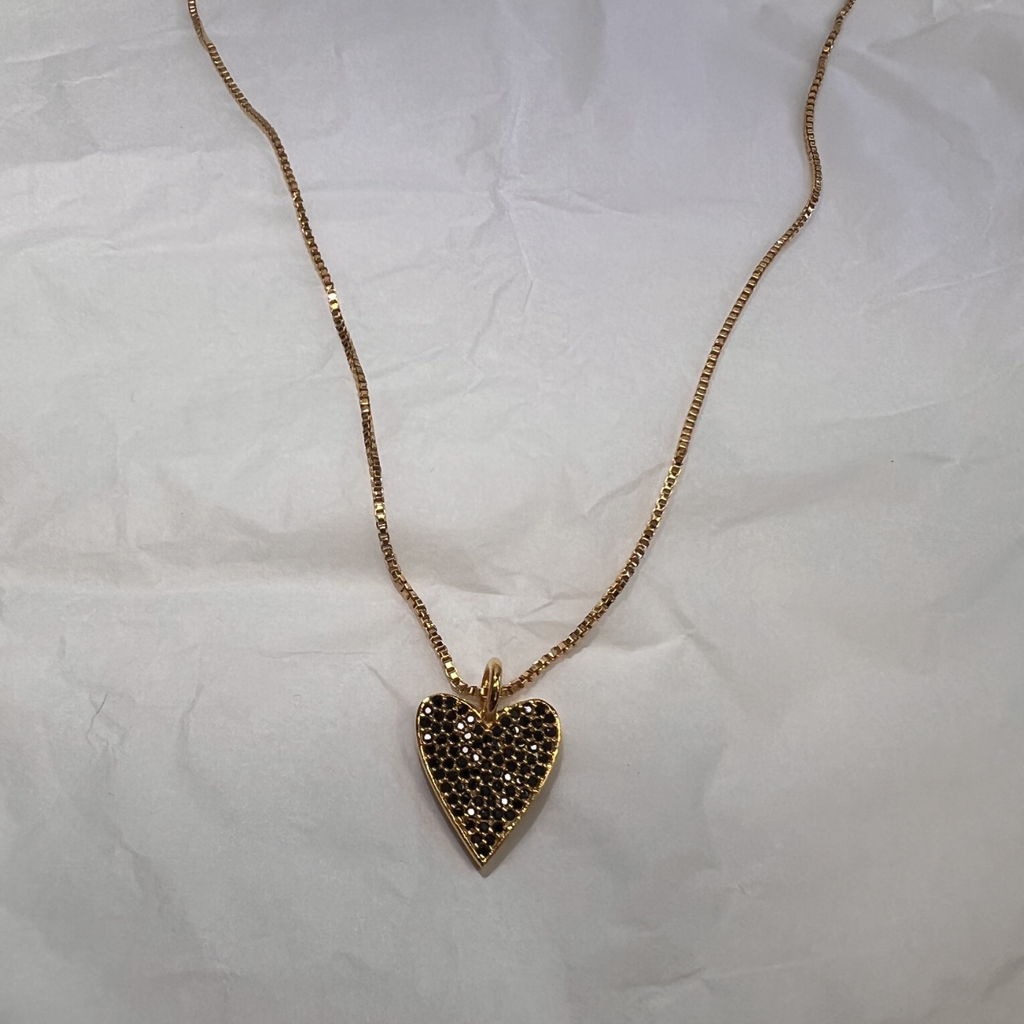 The LOLO Black Onyx Heart necklace is crafted with 18K gold and a natural Black Onyx stone, the perfect necklace for any outfit. 