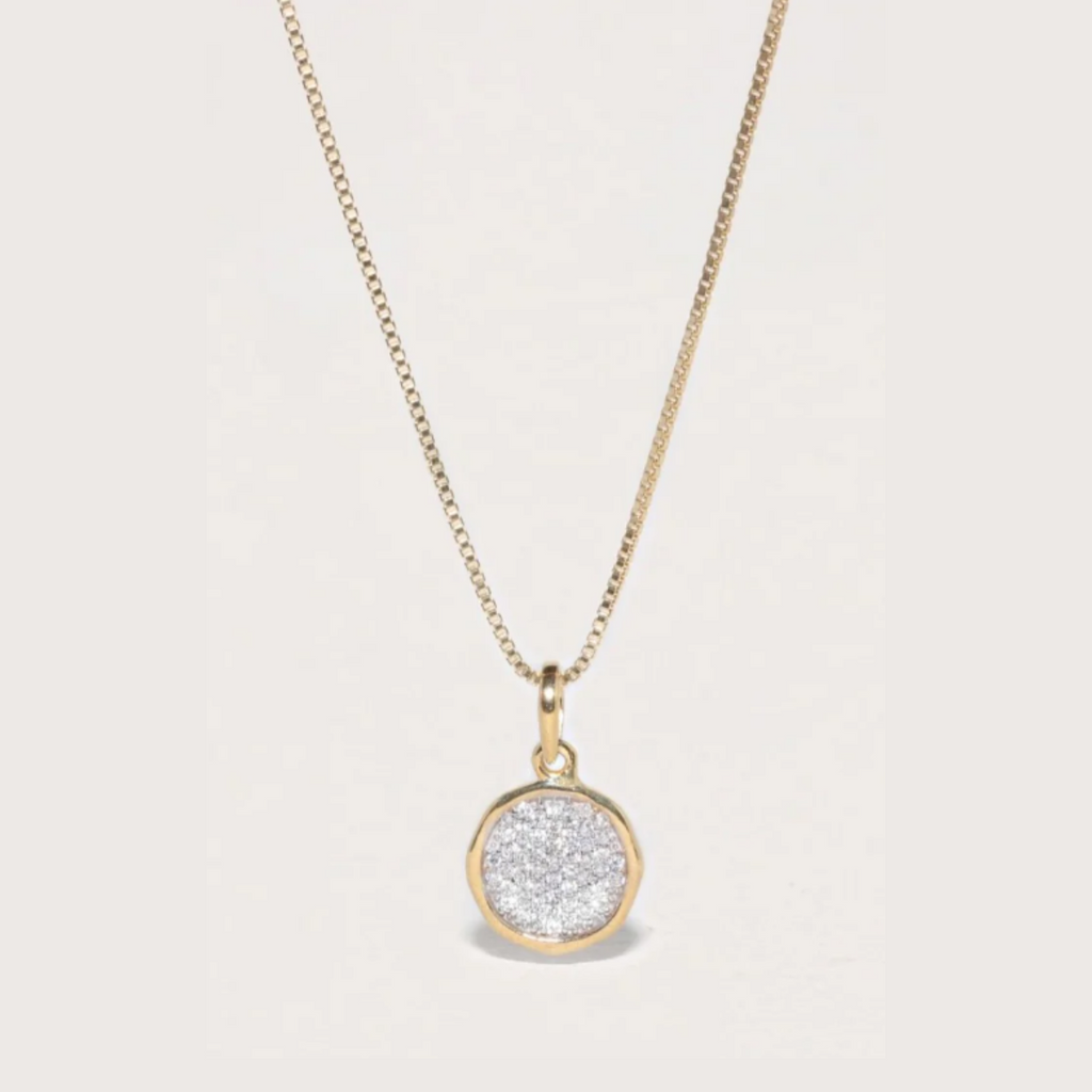 Feel the sparkle with the LOLO Claire necklace. Crafted with sparkling white topaz stones it sparks joy no matter the season. Perfect for adding a hint of glamour to your look! So go ahead and treat yourself to a little Claire!