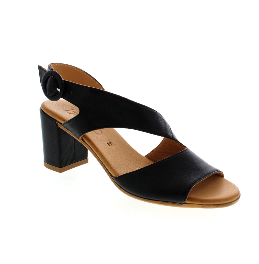 The Bueno Nyomi sandal is a retro-inspired heel that pairs perfectly with any wardrobe. Featuring a unique round buckle, these leather sandals offer a monochromatic style. Available in dreamy shades and more, Nyomi adds a touch of elegance to your seasonal look.