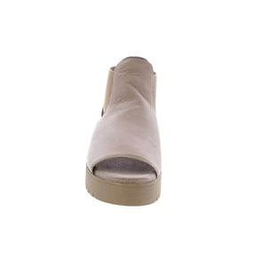 Get ready for summer with these comfortable and stylish Django & Juliette Ozie sandals. Made with genuine leather and an elasticized upper for the perfect fit, these slip-on sandals feature a round and open toe style, perfect for casual occasions. The rubber outsole and foam midsole provide durability and support, while the 1-2