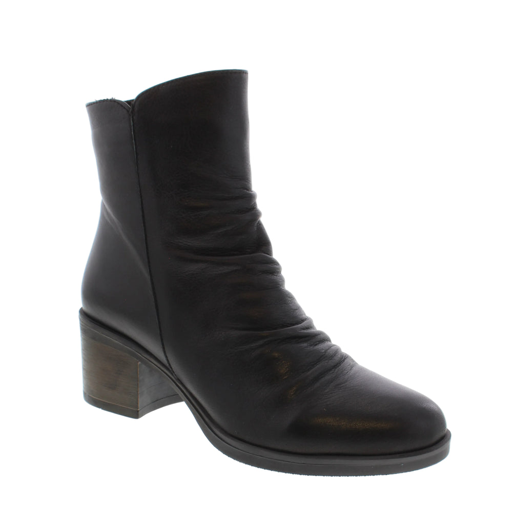 Effortlessly transition from office to weekend in the Everly Sage a versatile black ankle bootie that pairs with everything. Crafted with a leather upper, faux fur lining, and supportive foam midsole, this block heel bootie delivers comfort and style for any occasion.
