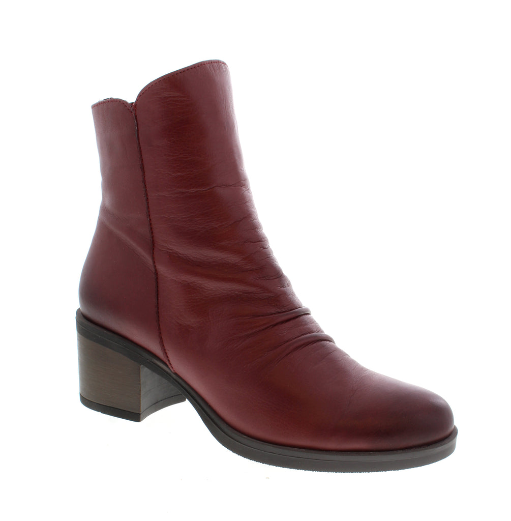 Effortlessly transition from office to weekend in the Everly Sage a versatile grey ankle bootie that pairs with everything. Crafted with a leather upper, faux fur lining, and supportive foam midsole, this block heel bootie delivers comfort and style for any occasion.