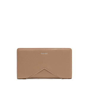 The Pixie Mood Sophie wallet is both stylish and ethical with its vegan nubuck details. This flat wallet offers a sleek and sophisticated design that is perfect for keeping your essential items organized. Add a touch of elegance to your everyday routine with the Pixie Mood Sophie wallet.