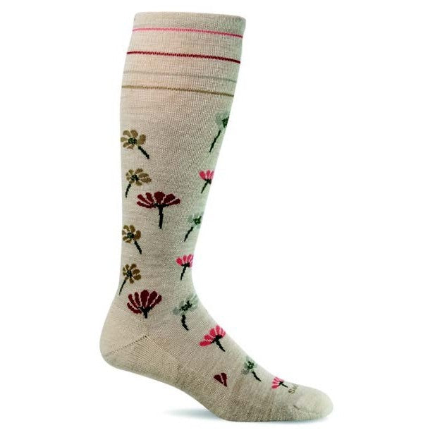 Enhance your everyday comfort with Sockwell Field Flower socks. Designed with accu-fit technology and graduated compression, these socks provide arch support and a turn welt top for a perfect fit. The seamless toe closure adds additional comfort, making these socks a must-have for your wardrobe.